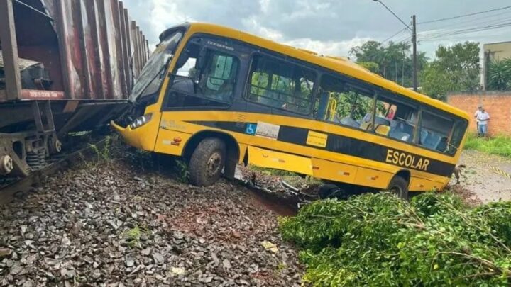 Alunos da Apae morrem em acidente entre trem e ônibus no PR