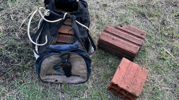 Amarrado em bolsa com tijolos, corpo é encontrado em rio de SC