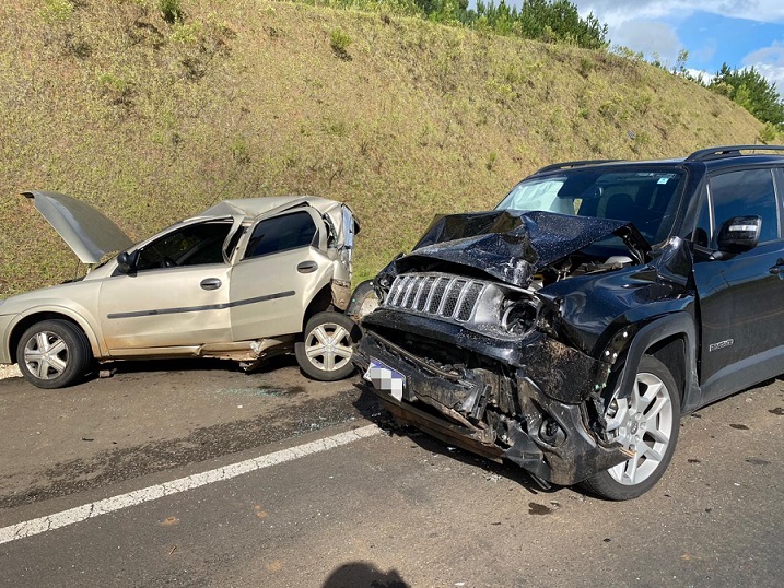 Quatro pessoas ficam feridas em grave acidente na BR-282