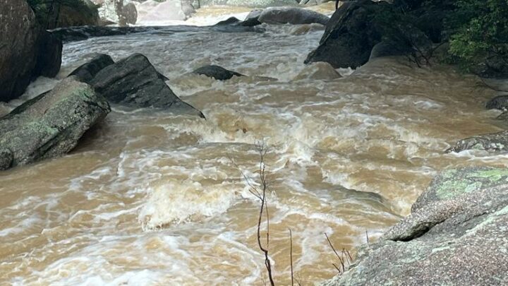 Vídeo: bombeiros encontram corpo de segundo desaparecido após queda de cachoeira