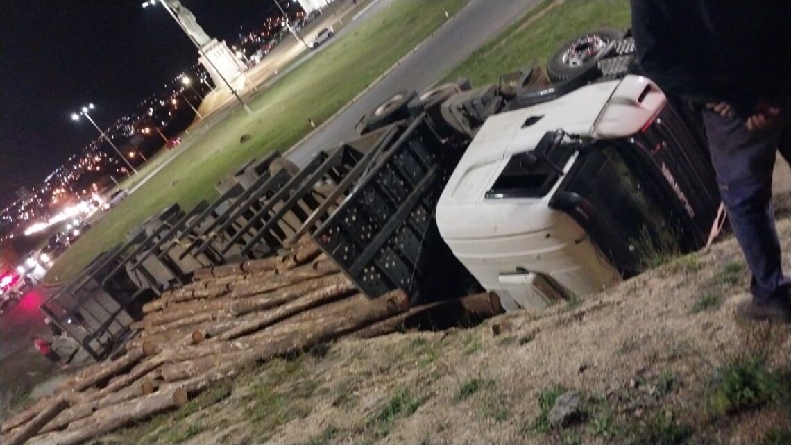 Caminhão carregado de madeira tomba e interdita via na BR-282 em SC