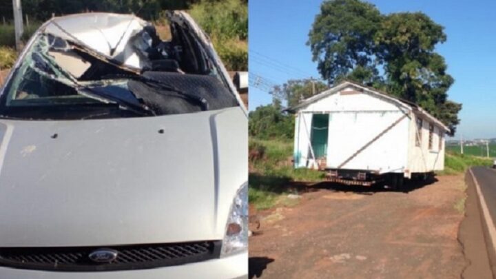 Caminhão que transportava casa se envolve em acidente em Guatambu SC