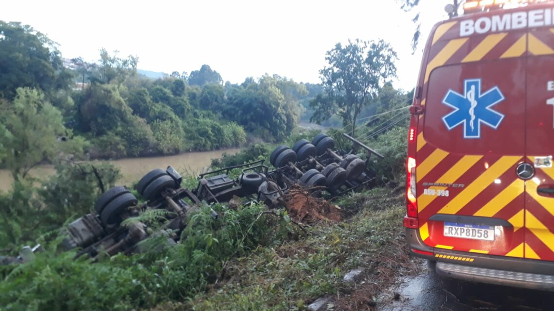 Carreta tomba em ribanceira e caminhoneiro fica ferido na BR-470