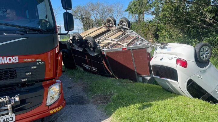 Carro com reboque capota enquanto transportava cavalo em SC