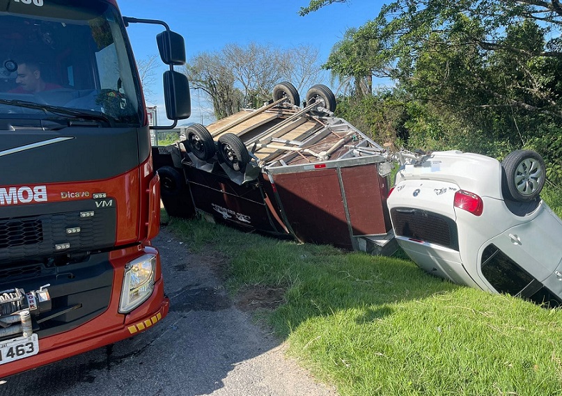 Carro com reboque capota enquanto transportava cavalo em SC