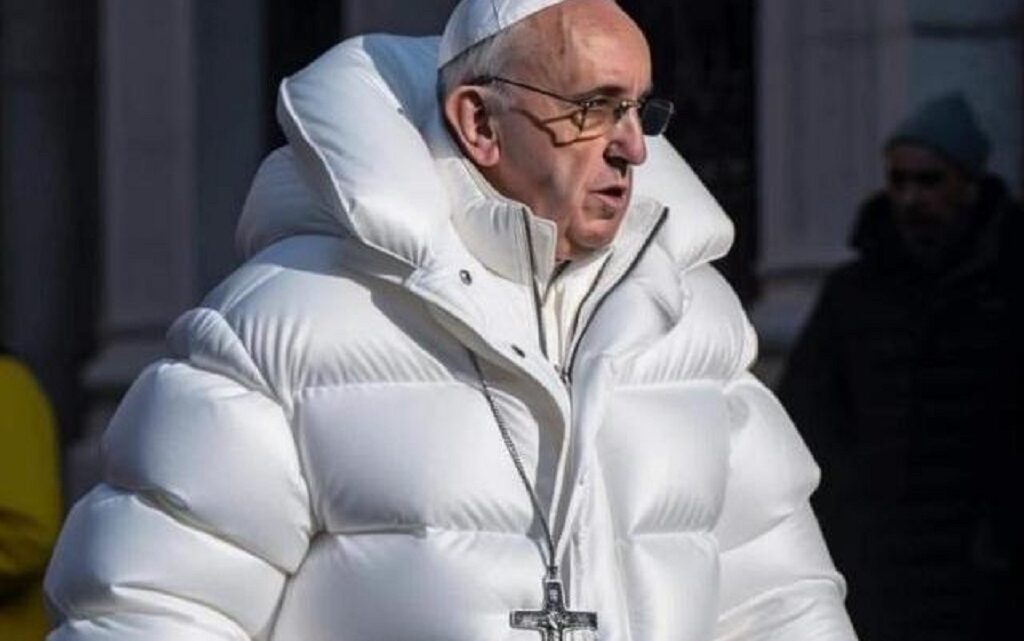 Desvendado o mistério por trás da foto do papa usando casaco inusitado