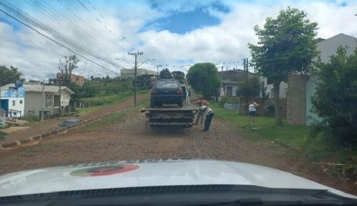 Motorista tira cochilo no meio da rua e carro é removido pela PM em São Lourenço do Oeste