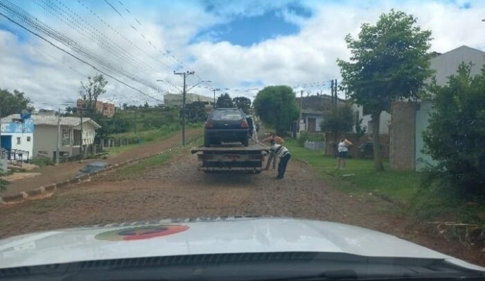 Motorista tira cochilo no meio da rua e carro é removido pela PM em São Lourenço do Oeste