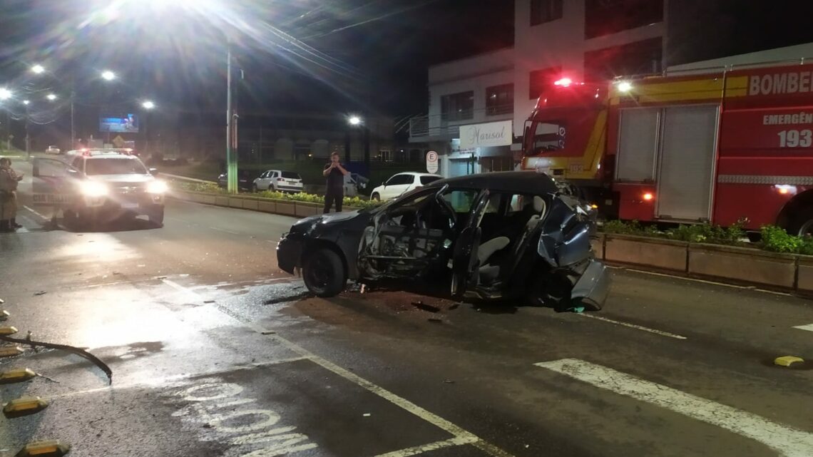 Homem fica encarcerado em carro após acidente no Oeste de SC