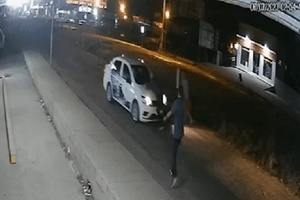 Vídeo: hóspede de hotel anuncia assalto, pula em capô de carro e morre atropelado em SC