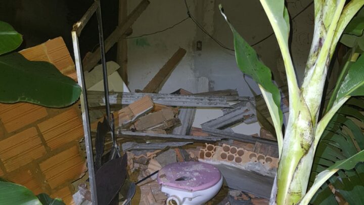 Desabamento de casa deixa idosa ferida e faz moradores serem evacuados em SC