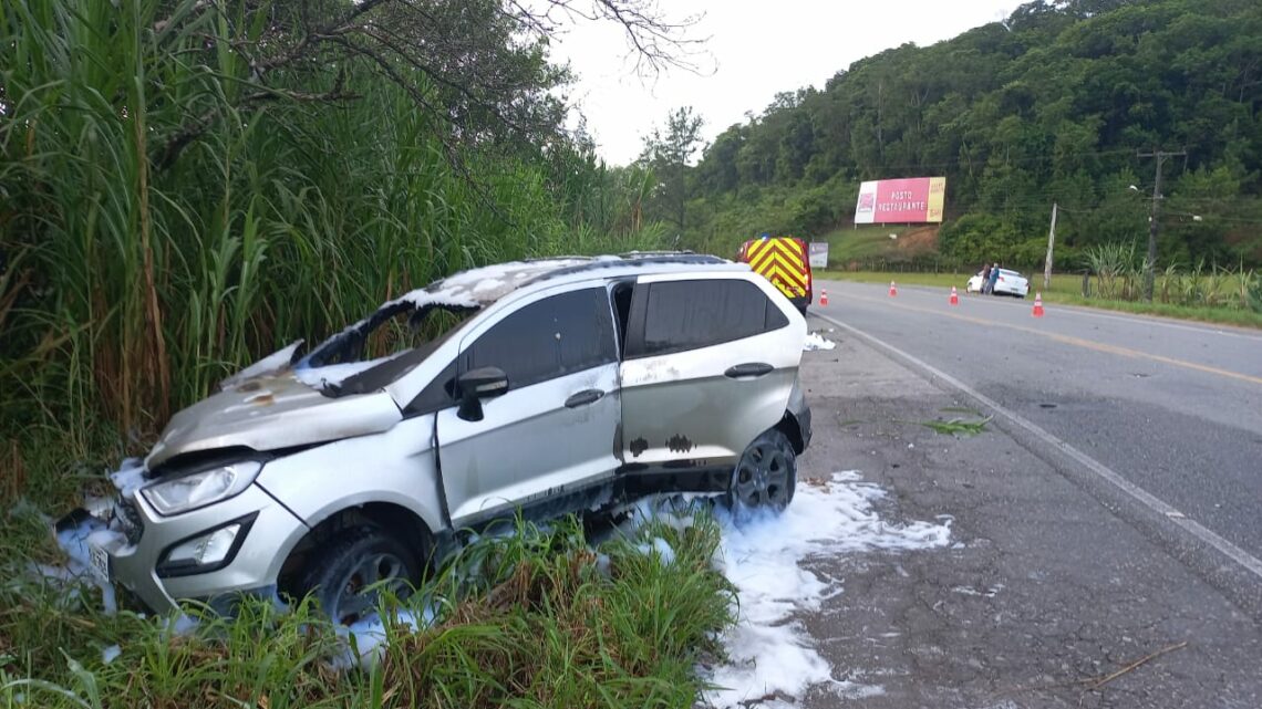 Motociclista morre ao bater de frente com carro que invadiu a contramão na SC-108