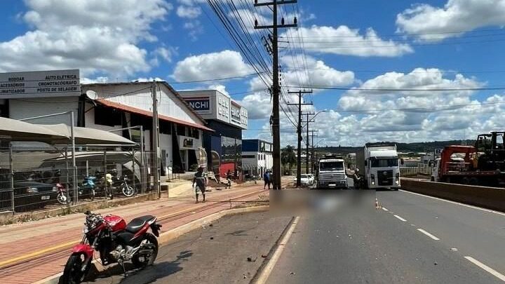 Motociclista tenta ultrapassagem e morre após ser arremessado contra um poste de luz em Chapecó