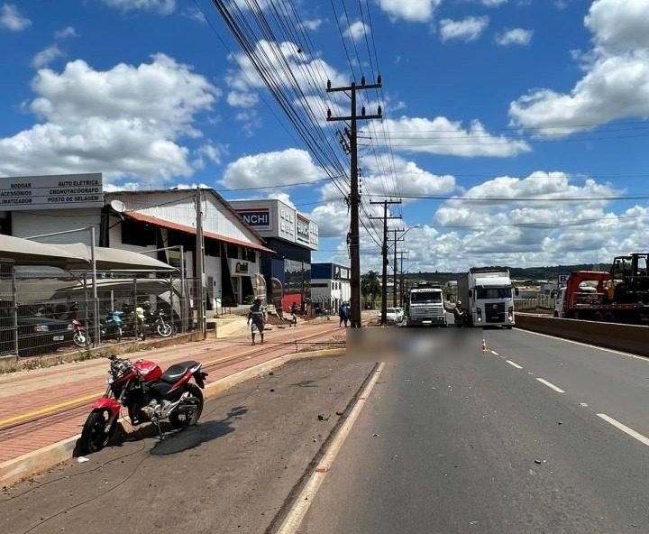 Motociclista tenta ultrapassagem e morre após ser arremessado contra um poste de luz em Chapecó