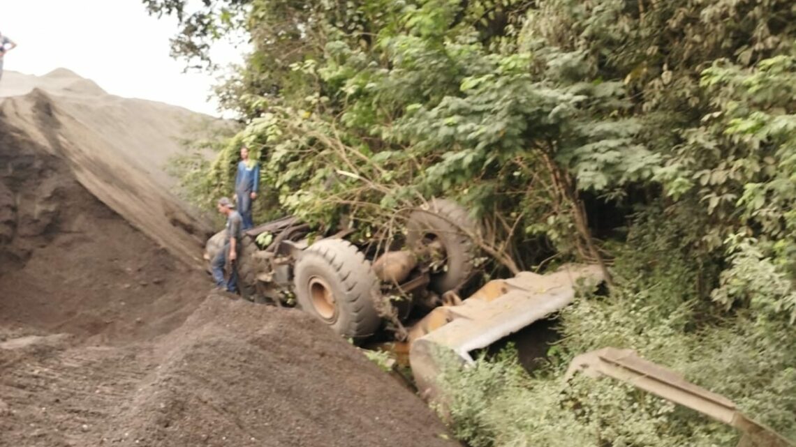 Pá carregadeira tomba e motorista morre prensado em cabine no Oeste de SC