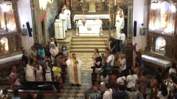 Vídeo: padre coloca fiéis para dançar cantando samba em missa