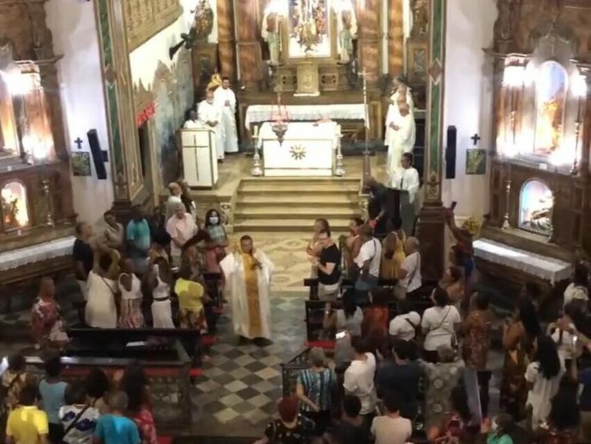 Vídeo: padre coloca fiéis para dançar cantando samba em missa