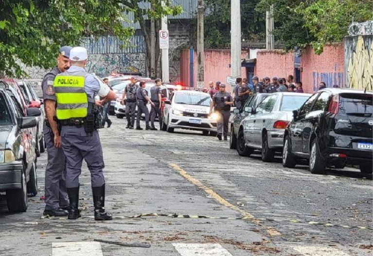 Vídeo: professora é morta e seis são esfaqueados em ataque a escola de SP