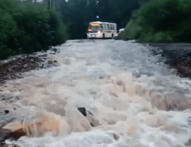 Vídeo: Sul de SC registra destelhamentos, alagamentos e ruas interrompidas pelas chuvas