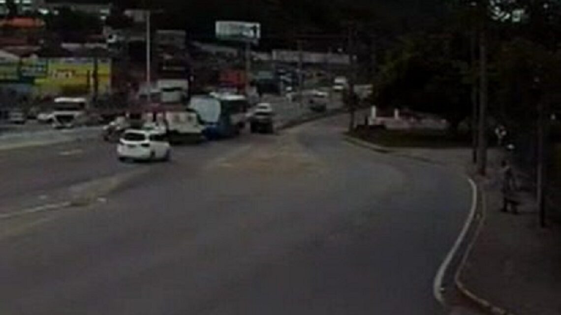 Vídeo: veja exato momento do acidente entre ônibus e ambulância do SAMU