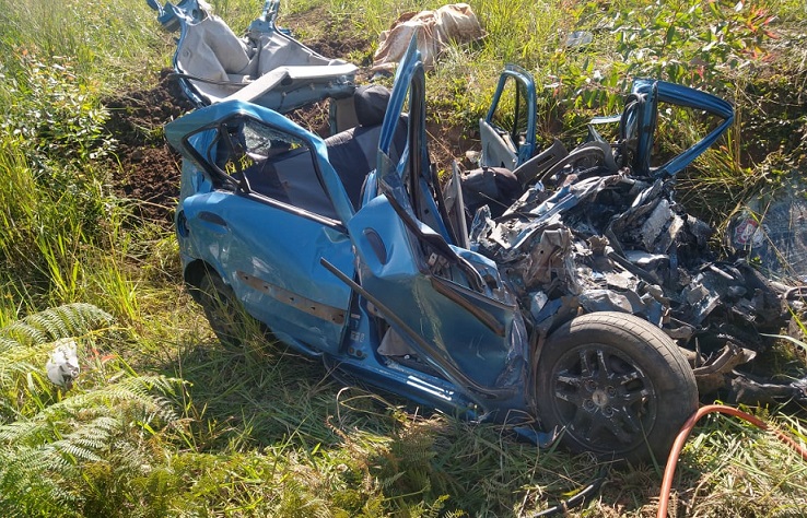 Grave colisão entre carro e micro-ônibus deixa homem morto em Criciúma