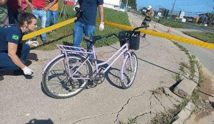 Mulher morre após colidir bicicleta contra ônibus em SC