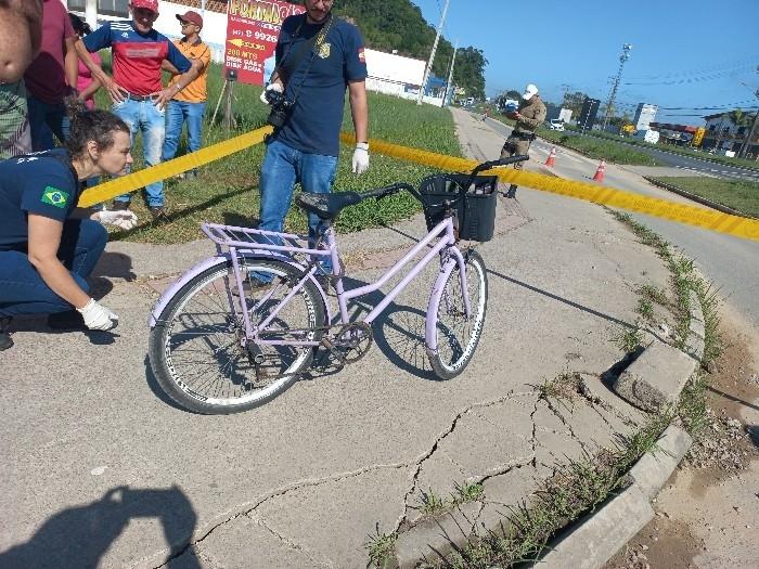 Mulher morre após colidir bicicleta contra ônibus em SC