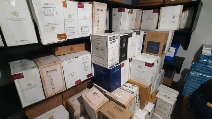 Trezentas caixa de vinho e 200 mil maços de cigarros são apreendidos na fronteira