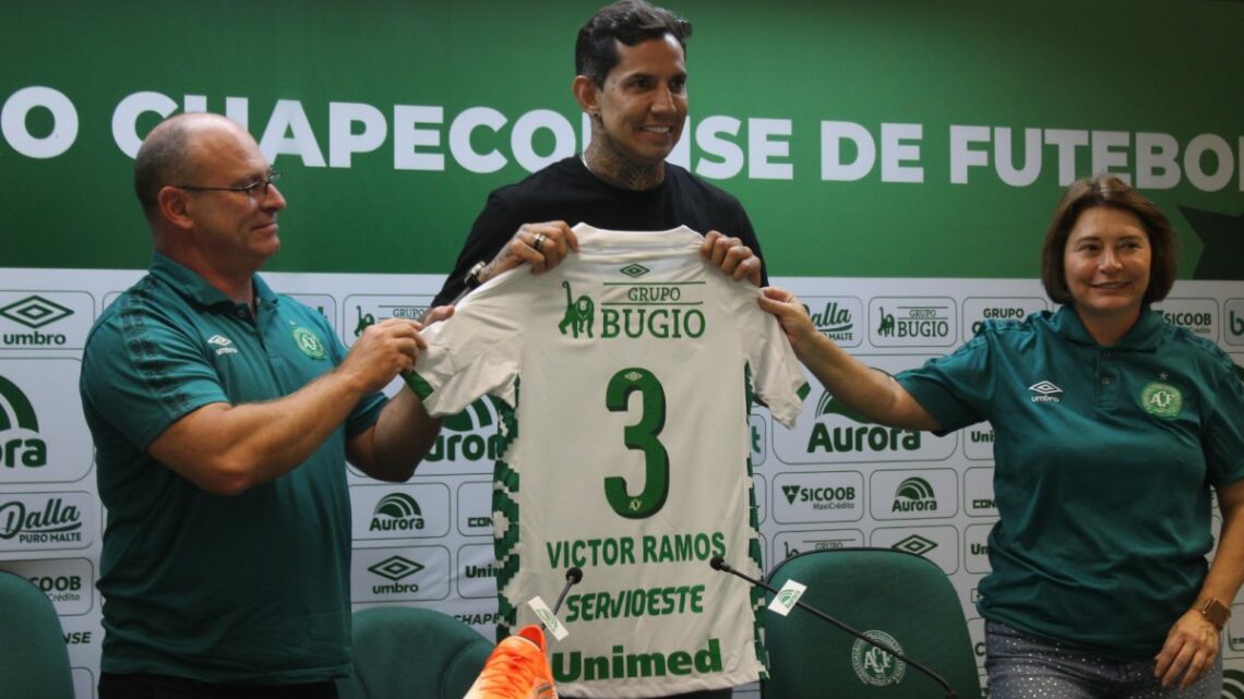 Victor Ramos é apresentando na Chapecoense: “Aprendi a amar esse clube”