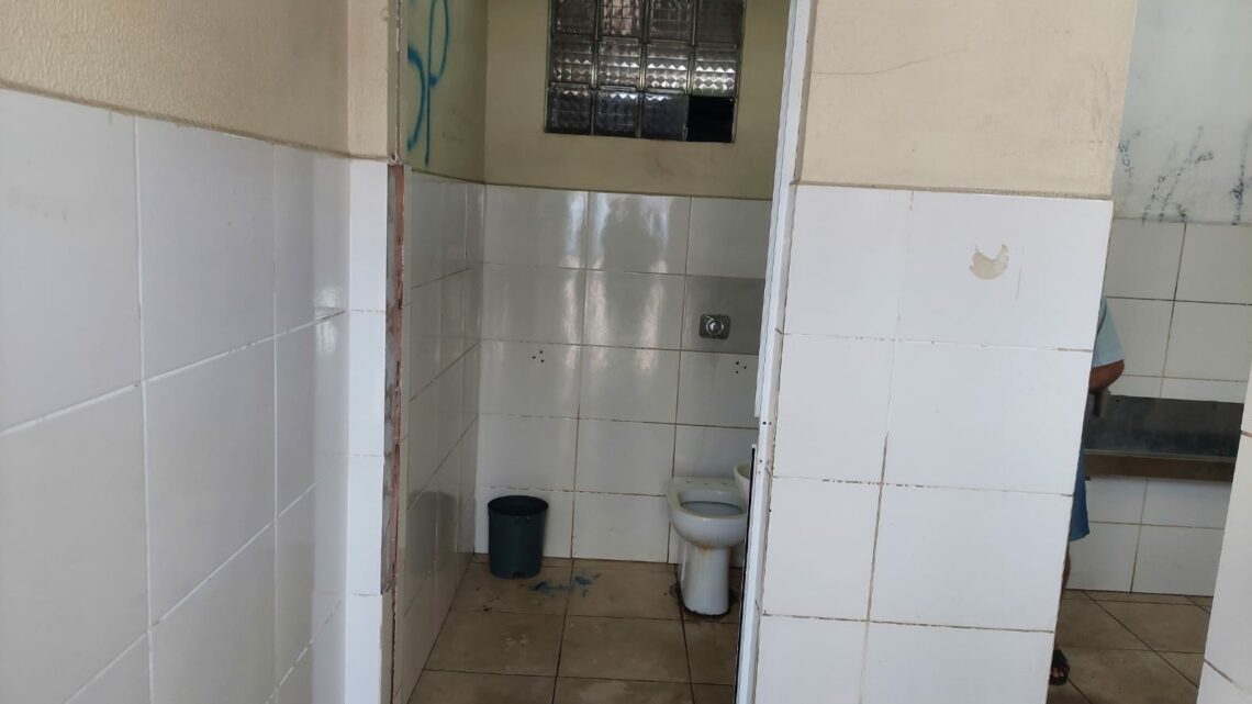 Vândalos arrancam porta de banheiro público em Chapecó