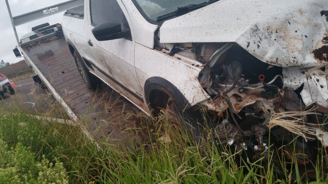 Veículo sai da pista e colide contra barranco na SC 305 em Campo Erê