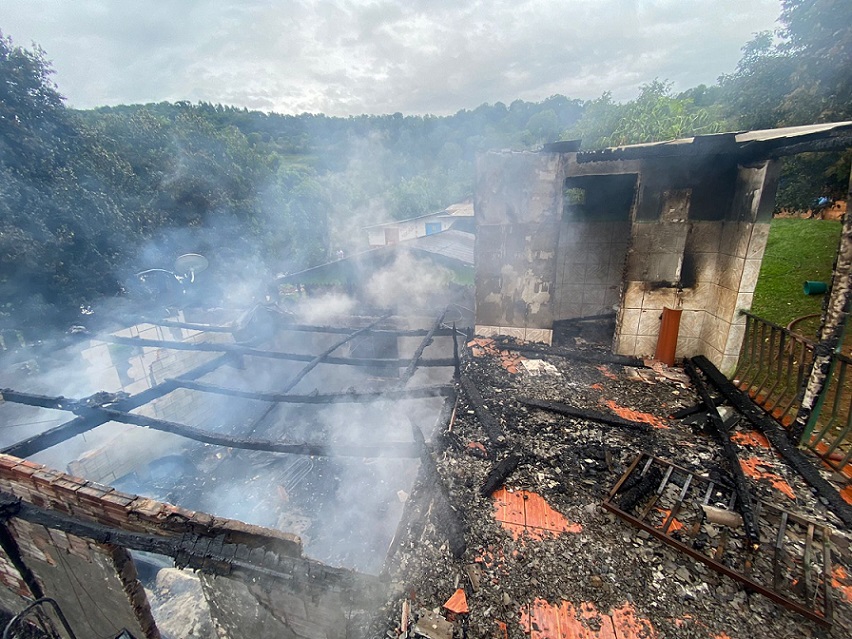 Casa de madeira pega fogo e fica totalmente destruída no Oeste de SC