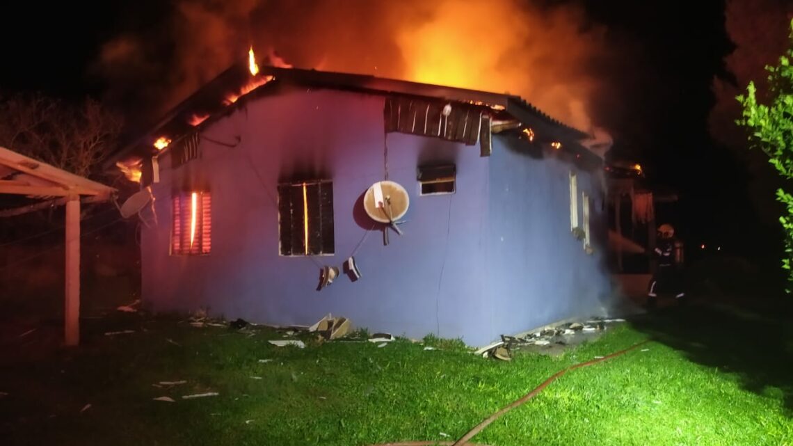 Incêndio destrói três casas e um galpão em Bom Jesus