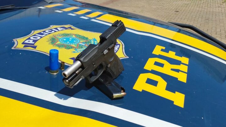 Vídeo: pistola municiada pronta para uso é apreendida na BR-282 em Cordilheira Alta