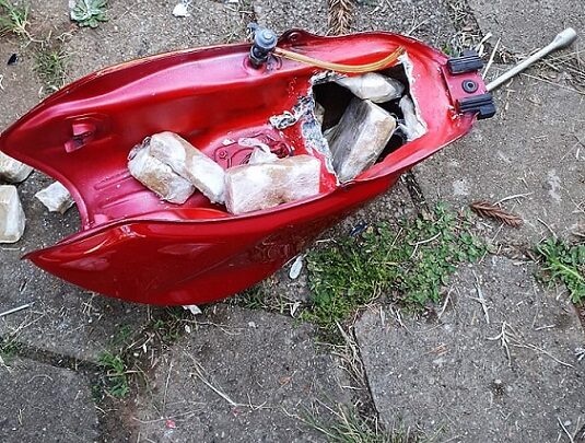 PRF localiza cocaína escondida em compartimentos secretos de motocicleta na BR-282 em Chapecó