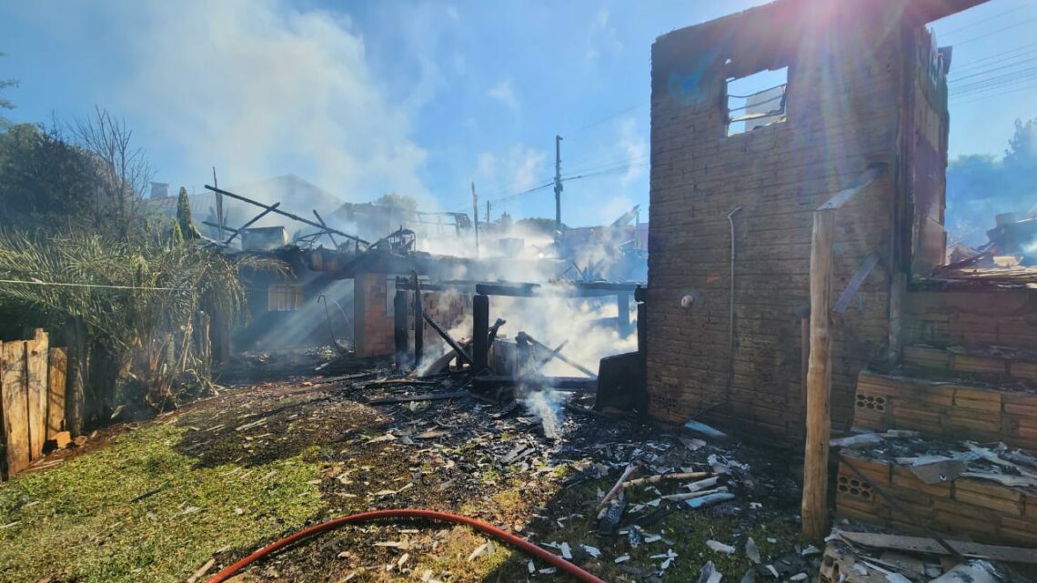 Duas casas são destruídas por incêndio e moradores perdem tudo no Oeste de SC