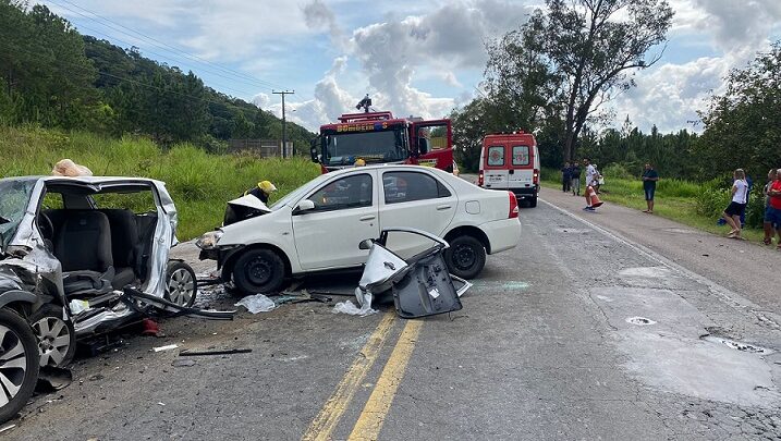 Acidente envolvendo três carros deixa duas mulheres mortas em SC