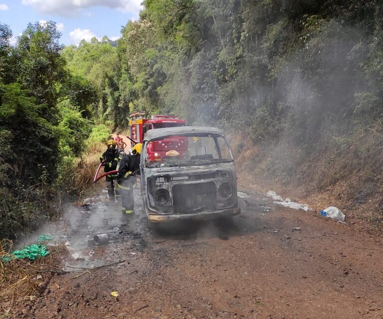 Carreta Agrícola pega fogo no interior de Modelo