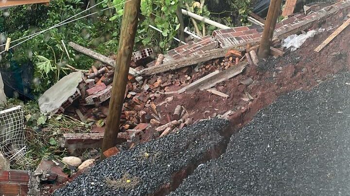 Cachorros ficam soterrados após queda de muro no Oeste catarinense