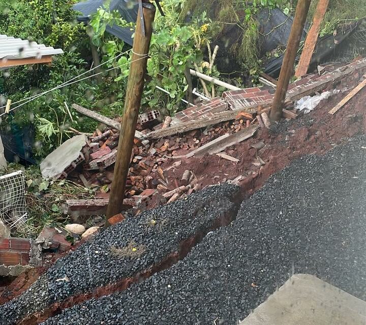 Cachorros ficam soterrados após queda de muro no Oeste catarinense