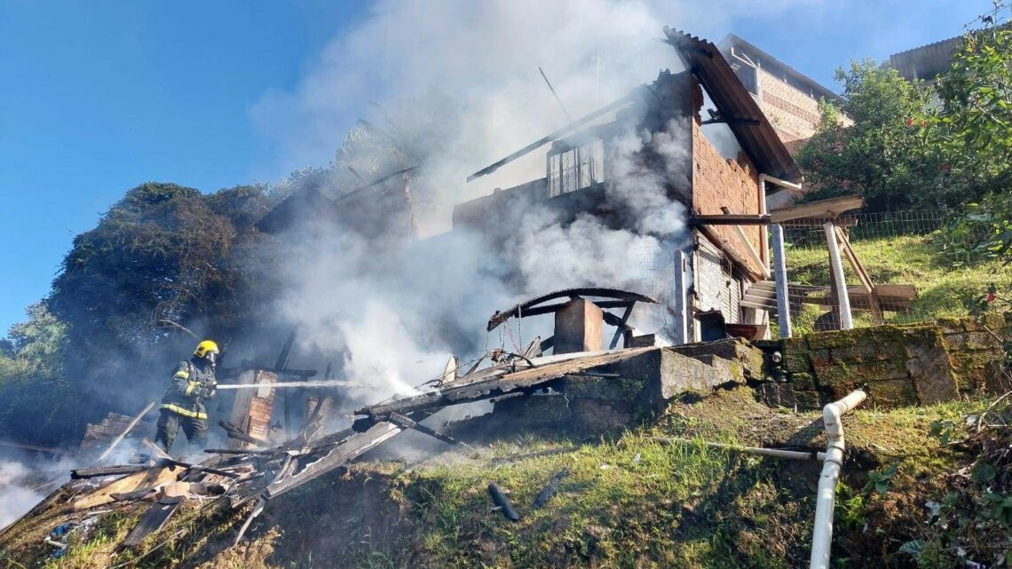 Vídeo: família perde gato de estimação em incêndio que destruiu casa em SC