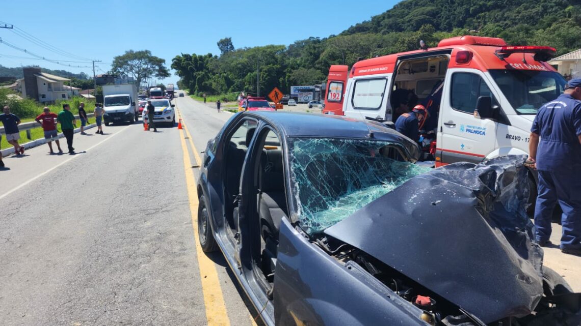 Acidente envolvendo carro e caminhão deixa homem gravemente ferido na BR-282