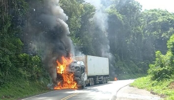 Motociclista perde a vida em acidente com carreta na BR 282