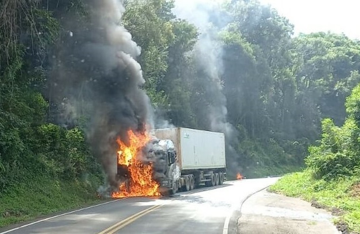 Motociclista perde a vida em acidente com carreta na BR 282