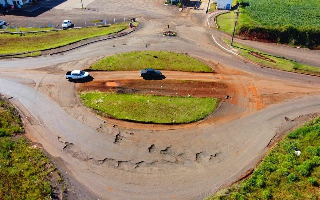 “Carreiro” é aberto em cima de rotatória para desviar buracos no Oeste