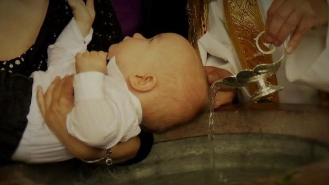 Padre batiza bebê com água benta e ácido e criança vai parar no hospital
