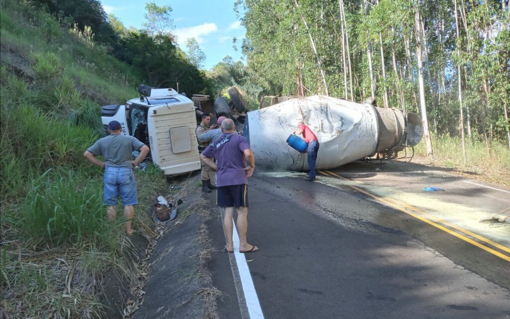 Motorista fica ferido após caminhão betoneira tombar na pista na SC 283 em Seara