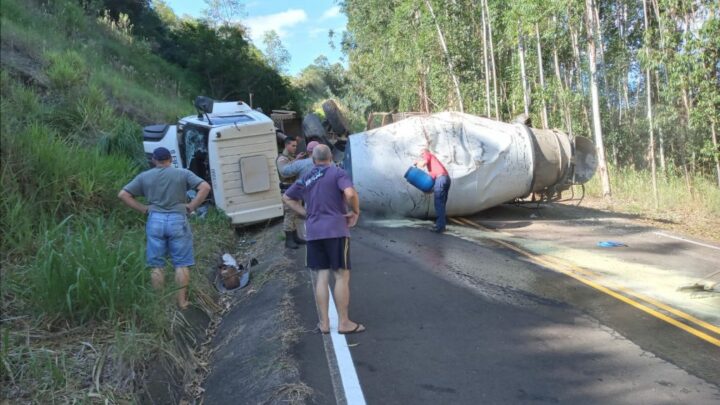 Motorista fica ferido após caminhão betoneira tombar na pista na SC 283 em Seara