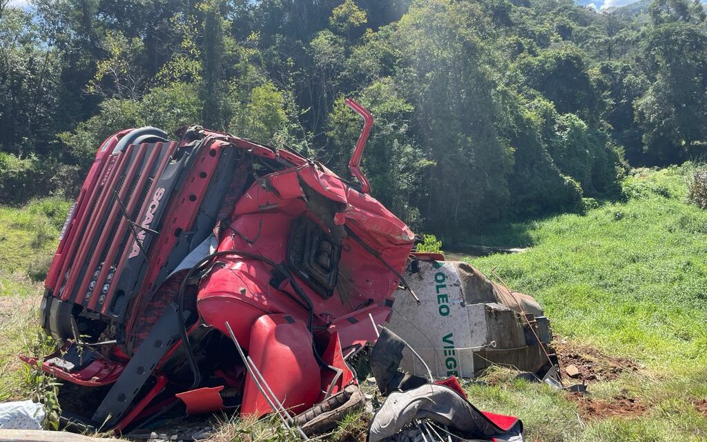 Grave acidente deixa uma pessoa presa em cabine de carreta em Seara