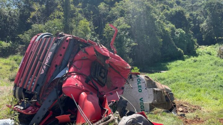 Grave acidente deixa uma pessoa presa em cabine de carreta em Seara